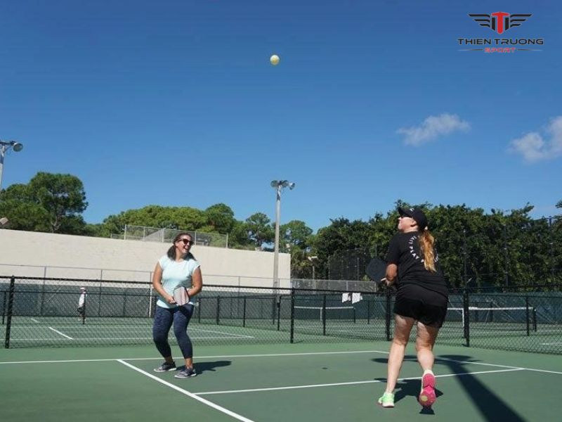 Cách đỡ lốp bóng Pickleball