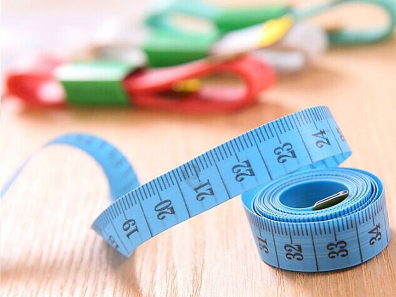 Chuẩn bị thước dây sẽ giúp bạn đo kích thước vòng 2 dễ dàng hơn