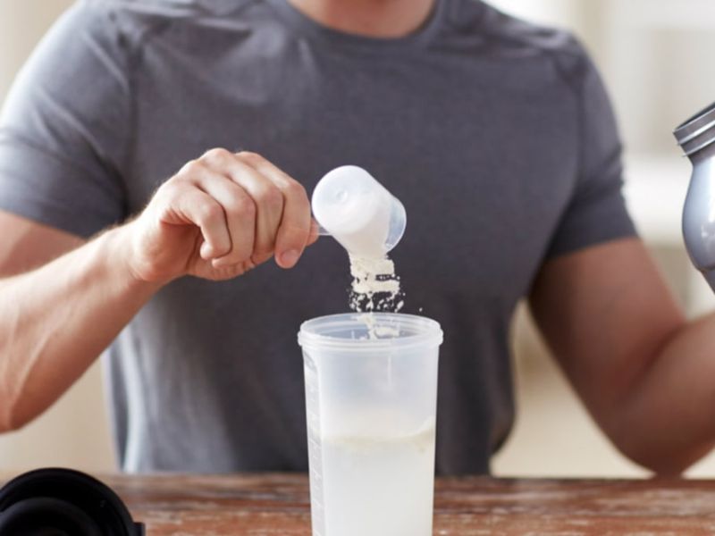 Sử dụng sữa tươi pha whey giúp bổ sung thêm các loại vitamin, khoáng chất, tăng lượng protein đáng kể