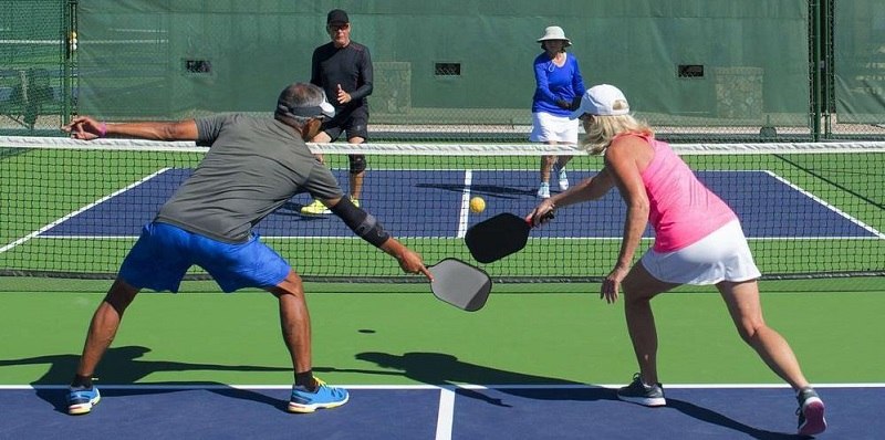 Cách phòng thủ khi chơi pickleball