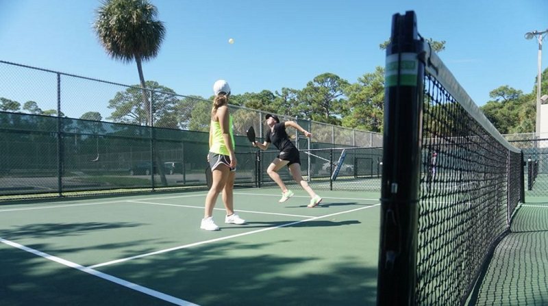 Cách phòng thủ khi chơi pickleball