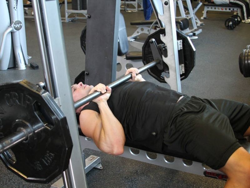 Ngoài việc tập trung vào cơ tay sau, Close Grip Bench Press còn tác động tích cực đến các nhóm cơ khác