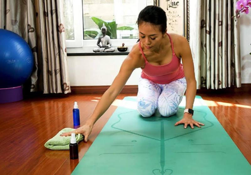 Hướng dẫn vệ sinh thảm Yoga định tuyến đúng cách.