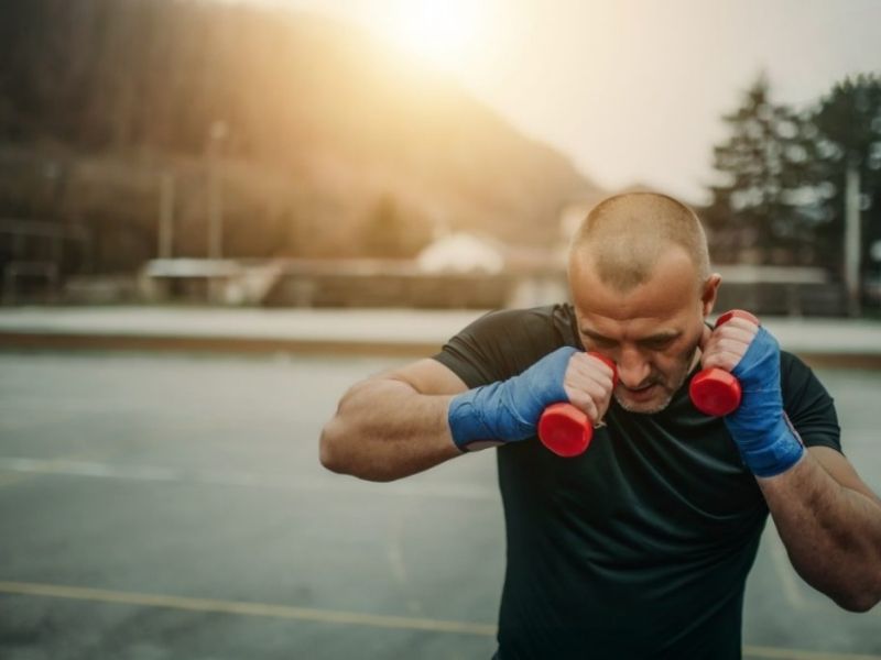 Bài tập cardio boxing với đối thủ tưởng tượng (Shadow Boxing)