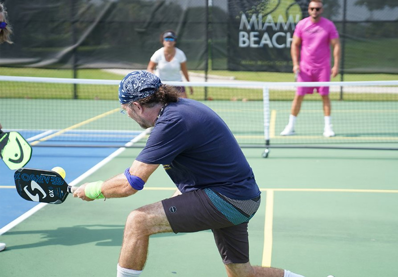 Chơi pickleball đôi