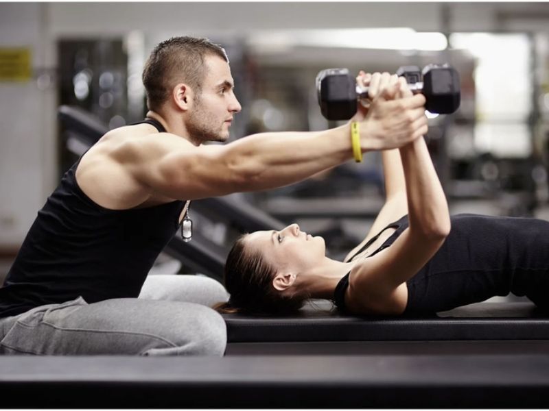 PT là chuyên gia hướng dẫn cá nhân trong lĩnh vực thể hình và tập luyện