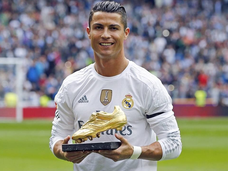 Cristiano Ronaldo nhận chiếc giày vàng