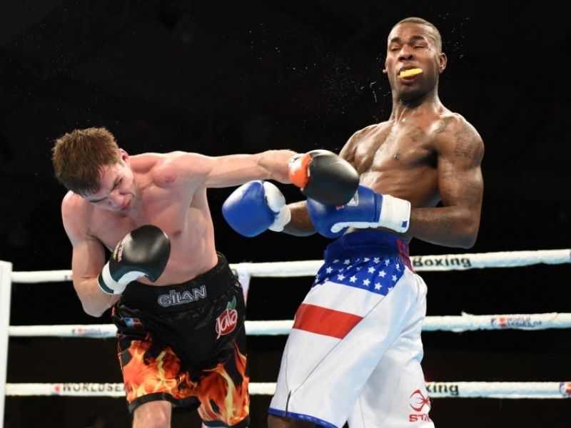 Cú móc trái trong boxing