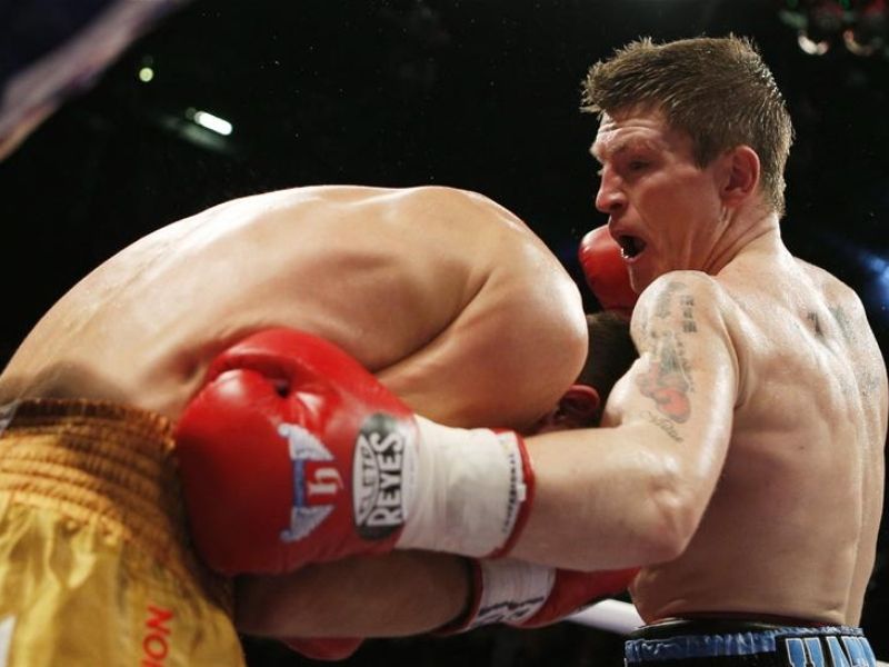 Cú móc trái trong boxing