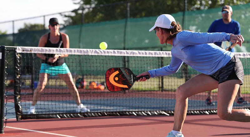 Bài tập đánh bóng Pickleball qua lại giúp cải thiện độ chính xác của cú đánh