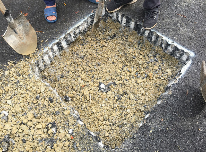 Đào hố lắp trụ bóng rổ