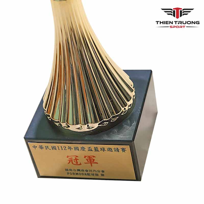 Đế cúp dược làm từ đá hoa cương tự nhiên, giúp cân bằng cúp không bị đổ