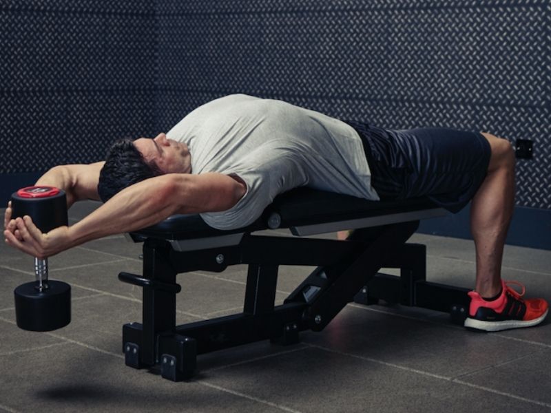 Dumbbell Pullover, hay còn được gọi là bài tập "vớt tạ"