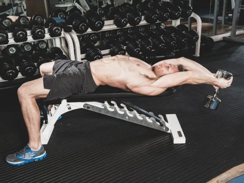 Dumbbell Pullover tăng cường sức mạnh và phát triển cơ ngực
