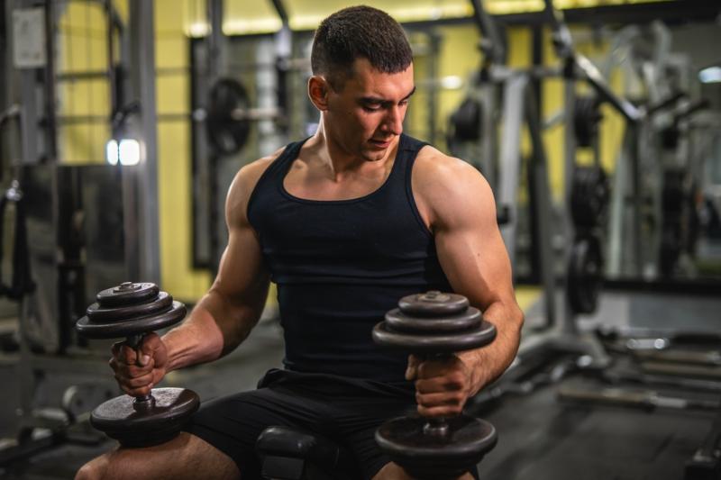Tạ tay với bài tập Stiff Leg Deadlift