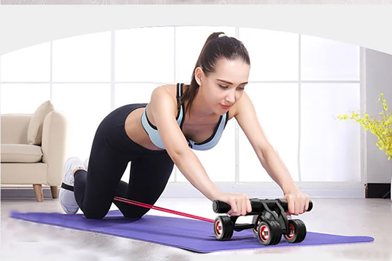 Bài tập gập bụng với con lăn 4 bánh và dây kháng lực