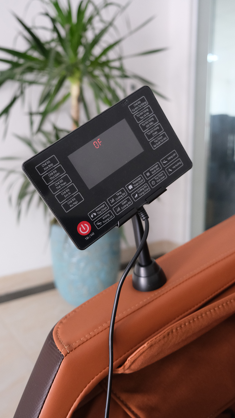Ghế massage được tích hợp Bảng điều khiển to dễ sử dụng