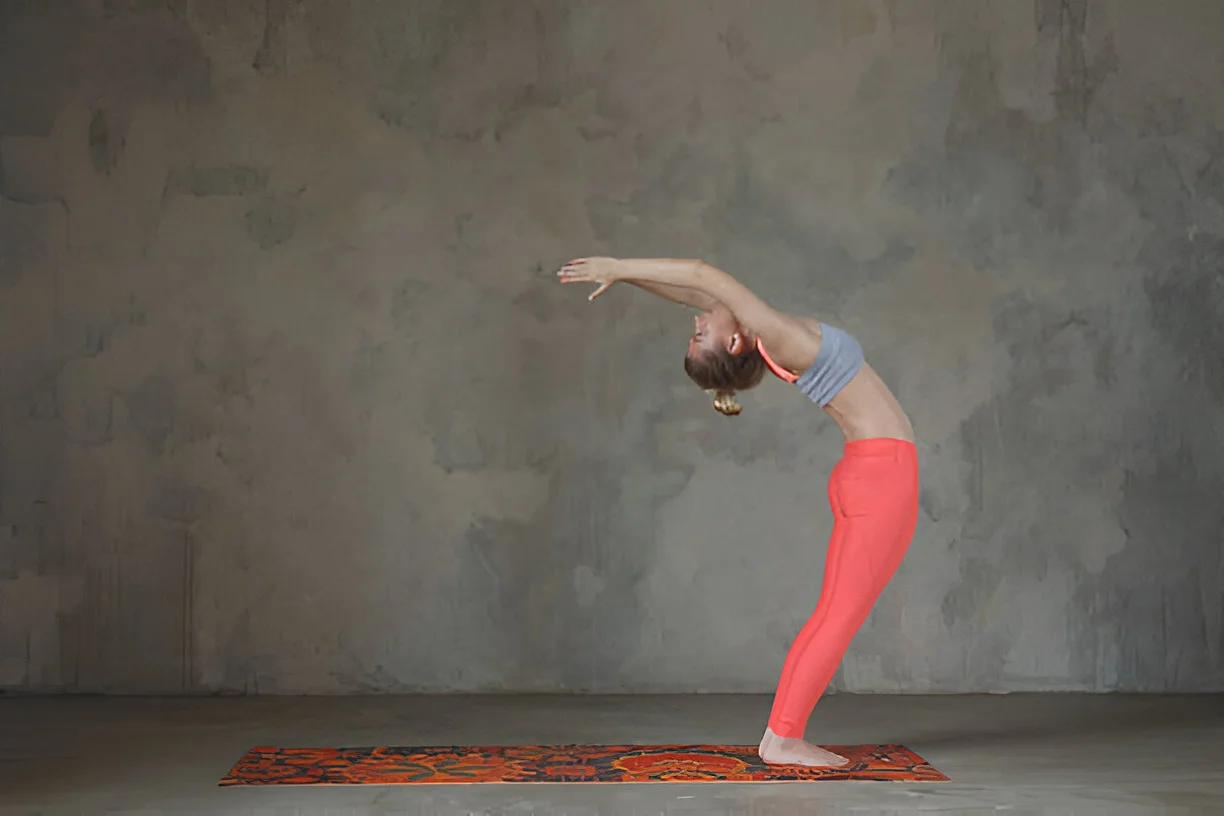 Động tác 11: Tư thế Trái Núi Giơ Tay - Hasta Uttanasana