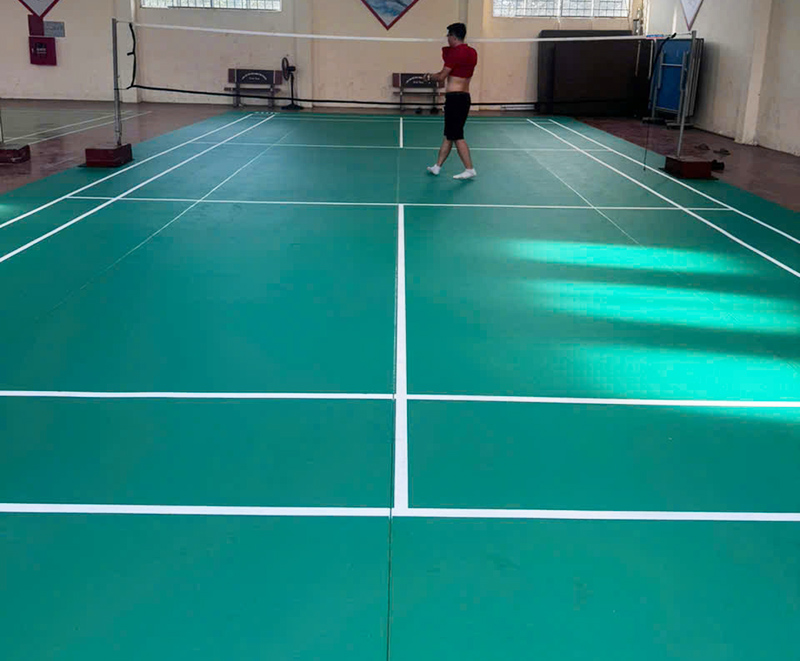 hinh anh thi cong tham san cau long