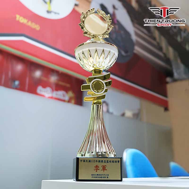 Cúp lưu niệm MLG1024 được làm từ kim loại tổng hợp, có thiết kế đẹp mắt, tinh xảo
