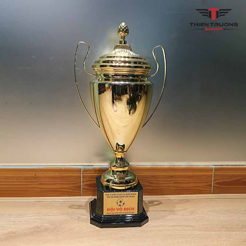 Đế cúp được làm từ đá hoa cương tăng tính ổn định cho cúp tránh bị nghiêng đổ