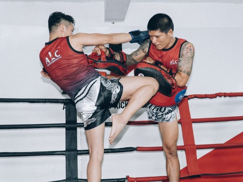 Muay Thái tập trung vào việc sử dụng tay và chân để đánh và thủ