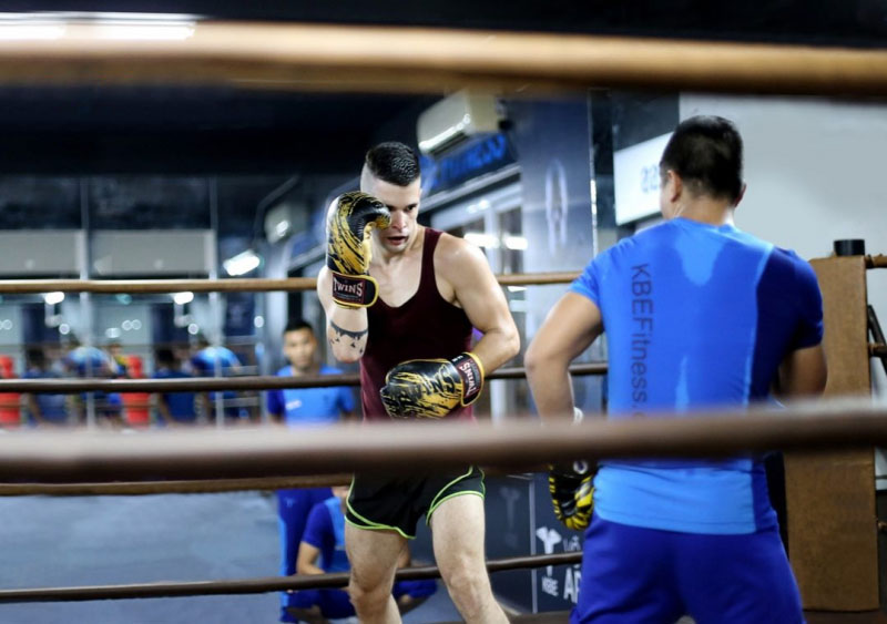 Học kickboxing với huấn luyện viên chuyên nghiệp tại KBE Fitness