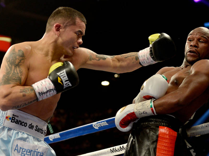 Kéo đầu về sau là cách né đòn trong boxing đơn giản và hiệu quả