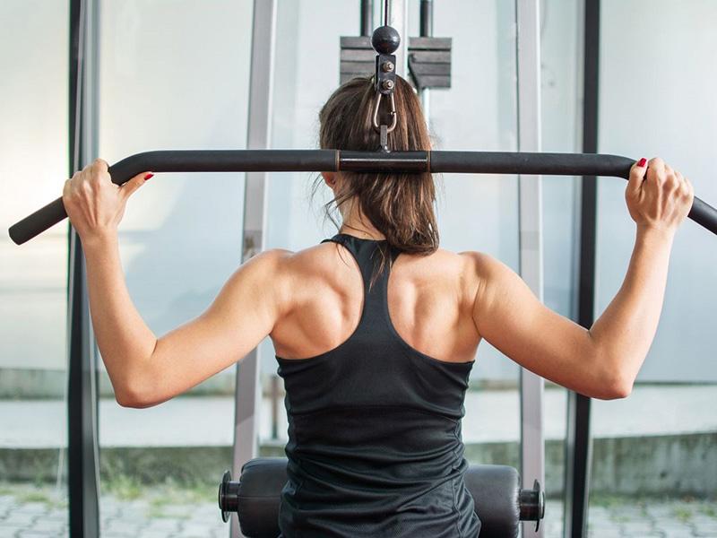 Động tác kéo xô rộng tay sau đầu