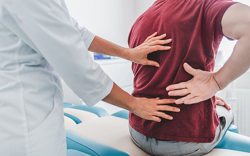 Nên đi khám bác sĩ nếu tình trạng đau lưng dưới không giảm