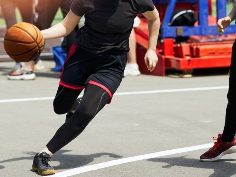 Khi dẫn bóng về phía trước, tay sẽ tiếp xúc với phần trên và sau của bóng