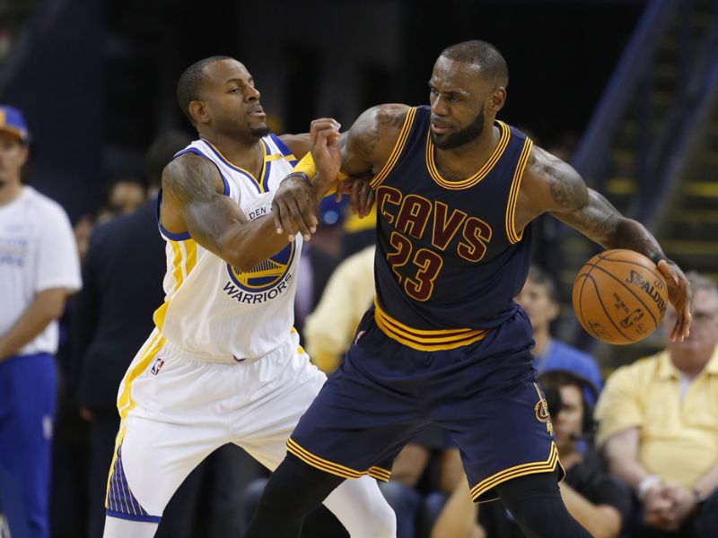 Kỹ thuật dẫn bóng cao tay thường được sử dụng khi không có đối thủ kèm chặt