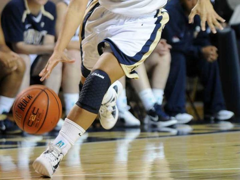 Kỹ thuật dẫn bóng thấp tay là một phương pháp nâng cao, đòi hỏi kỹ thuật vững chắc