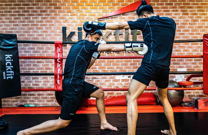 cách né đòn trong boxing với kỹ thuật duck