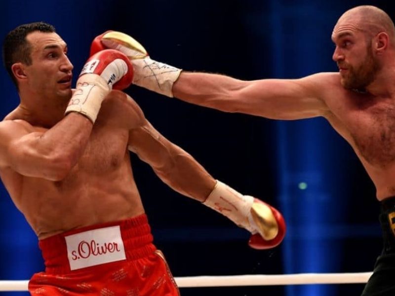 Kỹ thuật phòng thủ Parrying Punches trong boxing là gì?