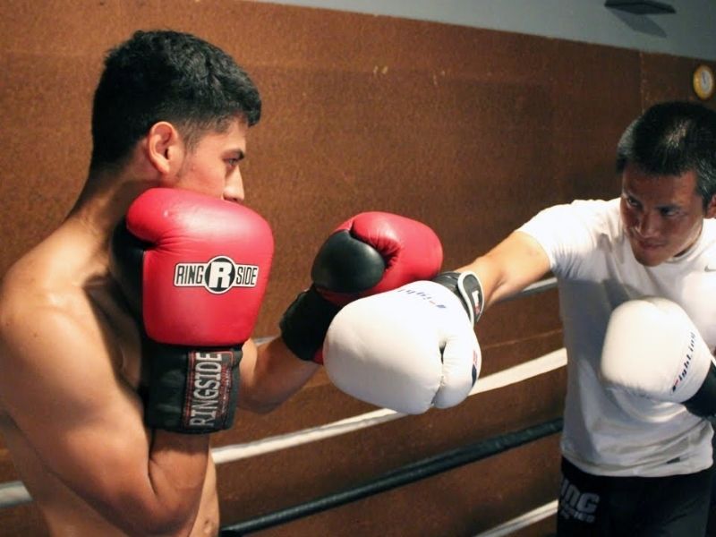The Side Parry: Thay vì đẩy cú đấm xuống, bạn ép tay đối thủ sang một bên