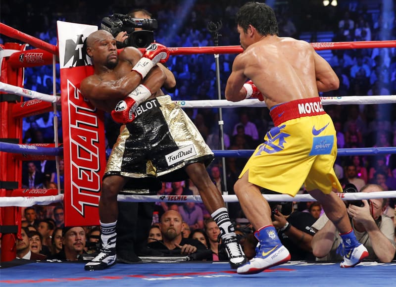 Lùi về sau để né đòn khi chơi boxing
