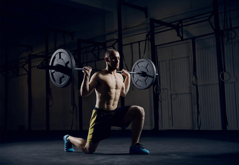 Tập Barbell Lunge đúng tư thế