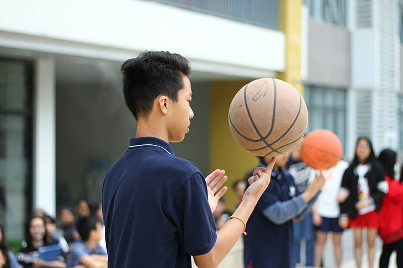 Nên tập xoay bóng trên ngón tay bằng tay thuận