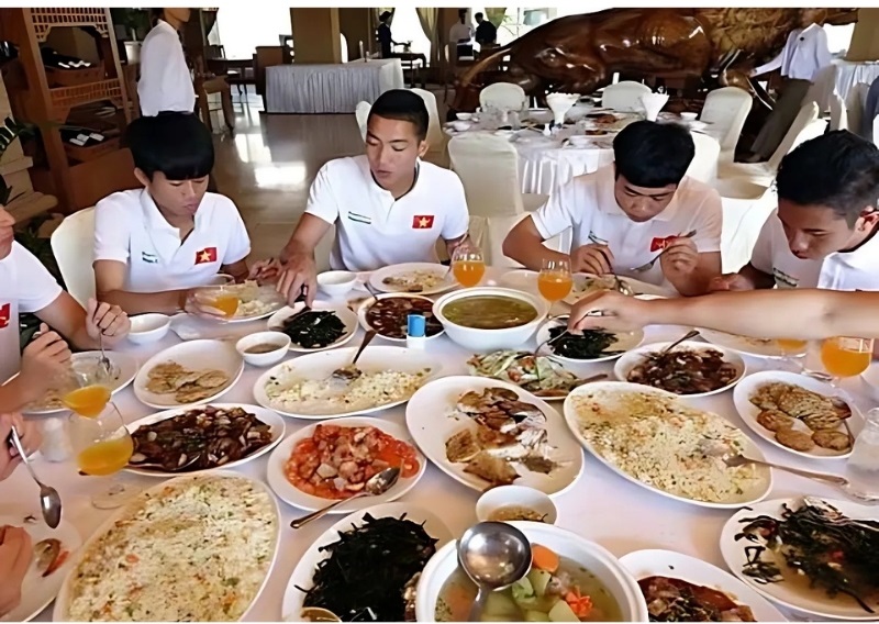nên ăn gì trước khi đá bóng