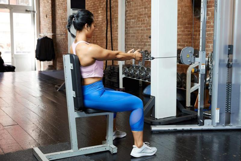 Động tác ngồi kéo cáp tập kéo xô
