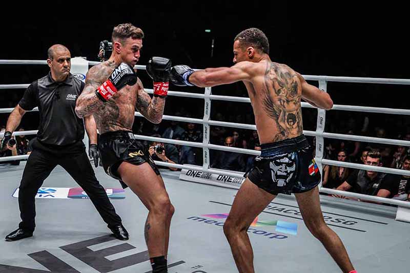 Phong cách Dutch Kickboxing tập trung nhiều vào các đòn đấm và đá