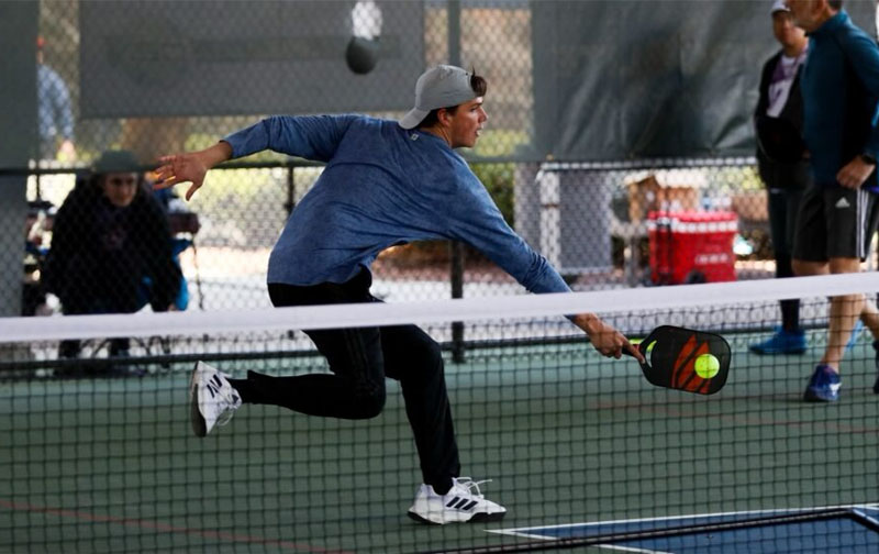 Chơi pickleball