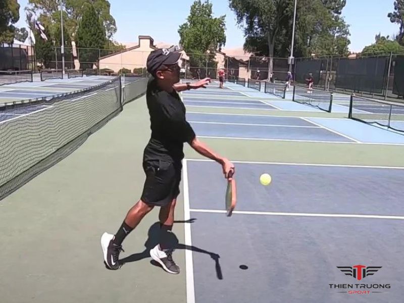 Cách giao bóng pickleball đúng chuẩn