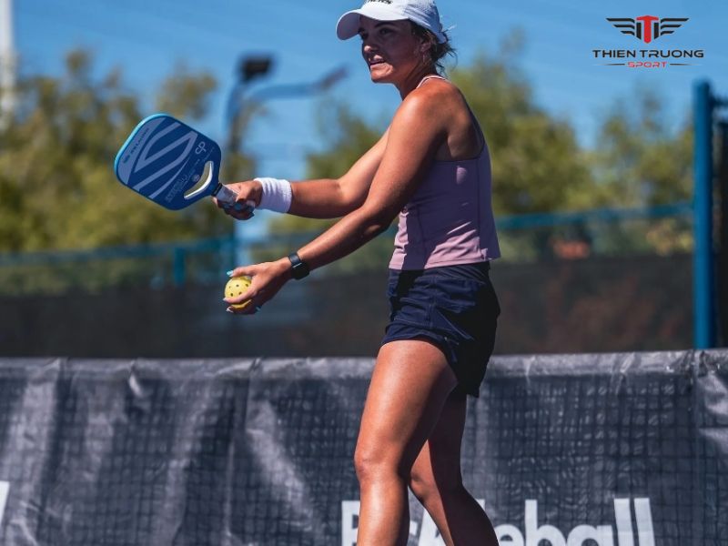 Lưu ý khi thực hiện giao bóng pickleball