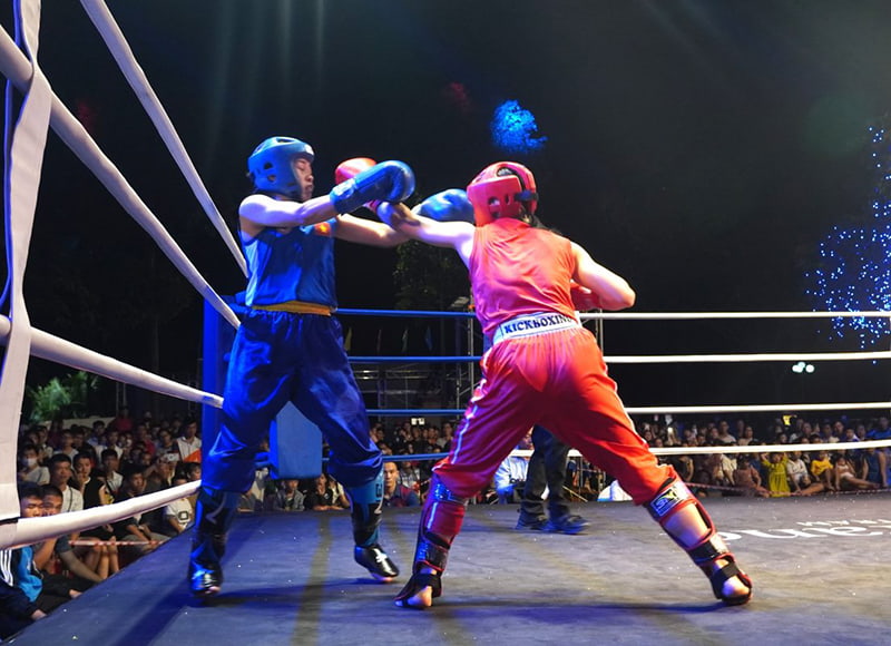 Võ sĩ thi đấu kickboxing