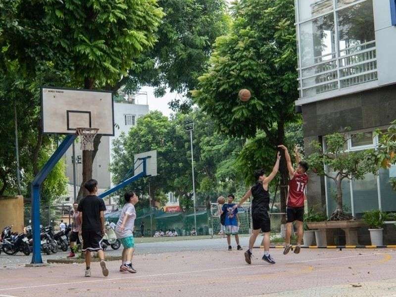 Vị trí sân bóng rổ Học viện Ngân hàng nằm gần chùa Láng