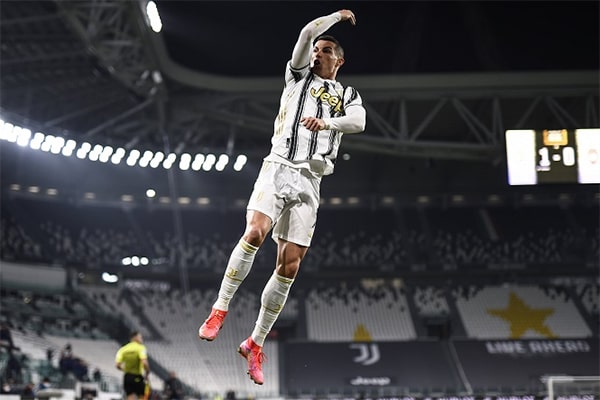 Tại sao Ronaldo có thể nhảy cao như thế?