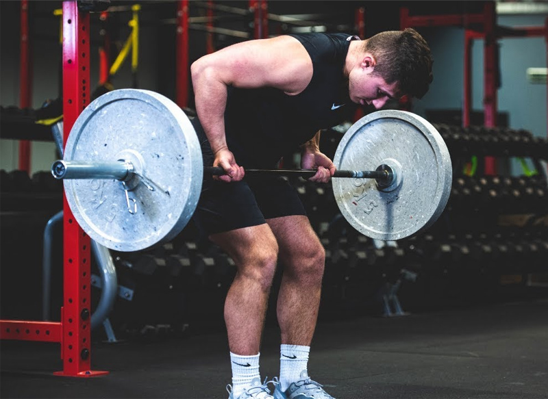Tập Bent Over Barbell Row giúp kích thích cơ bắp phát triển
