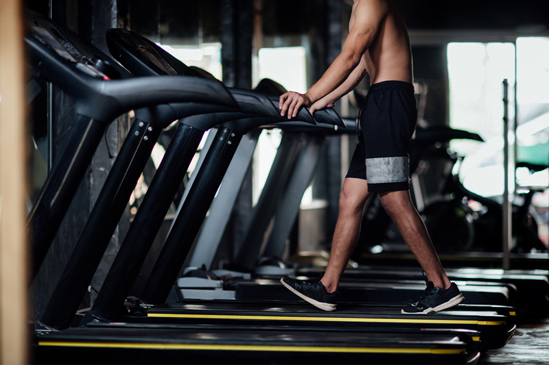 Tập cardio trên máy chạy bộ